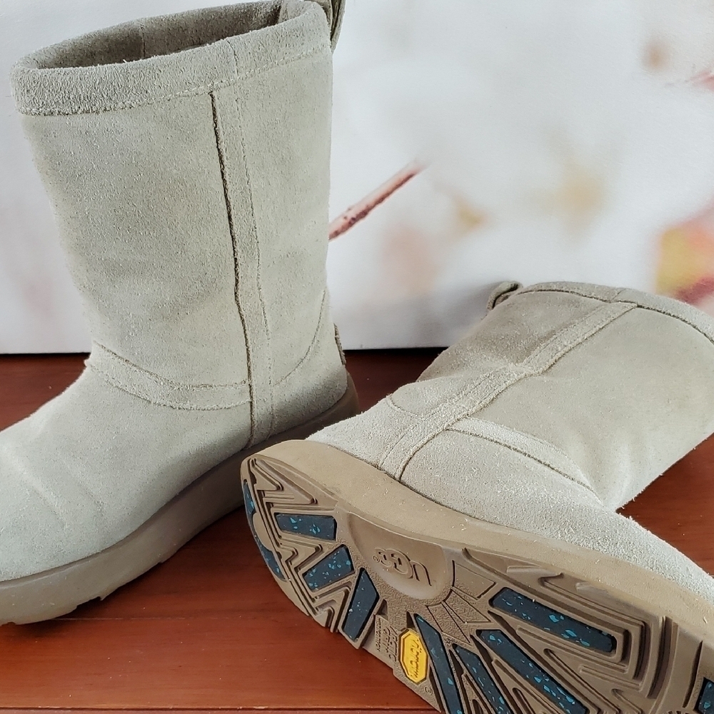 UGG Cream Suede Boots - 5 - Picture 5 of 13
